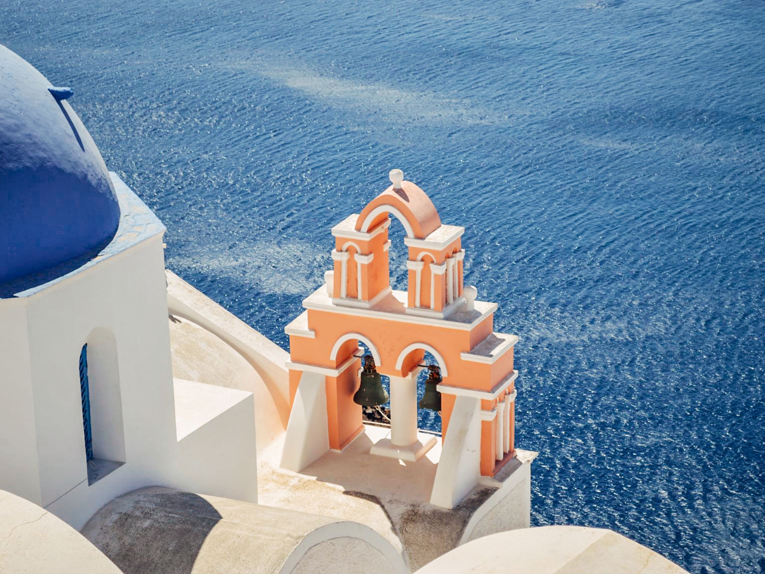 Chiesa ortodossa con campanile a Oia, Santorini, Grecia.